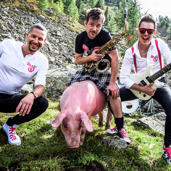 10-band-with-pig
